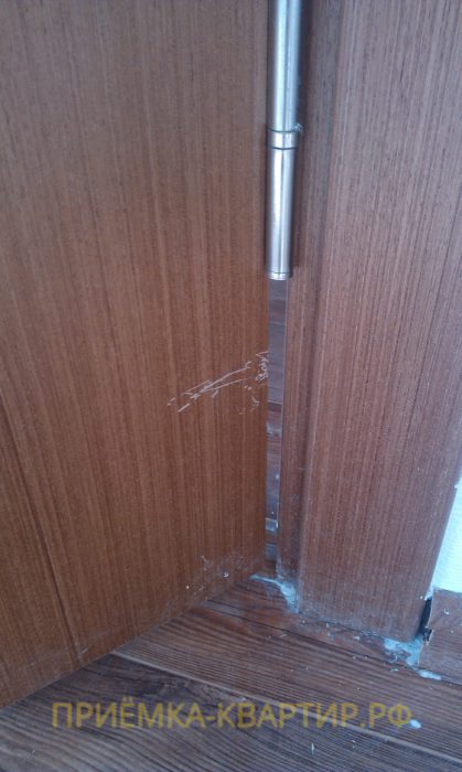 Приёмка квартиры в ЖК Синема: царапины на межкомнатной двери