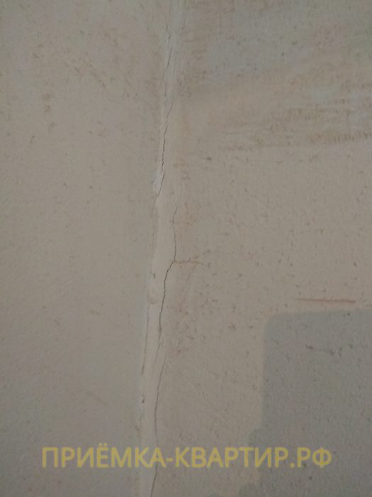 Приёмка квартиры в ЖК Приневский: трещины на поверхности стены