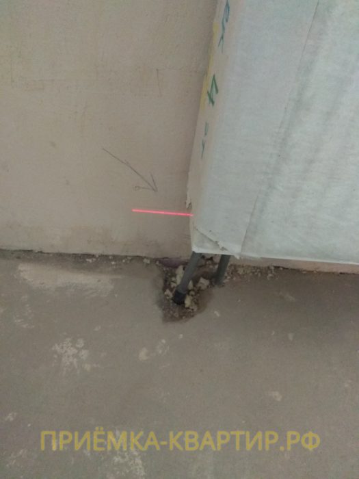 Приёмка квартиры в ЖК Приневский: разбита стяжка в районе нижнего подключения радиатора