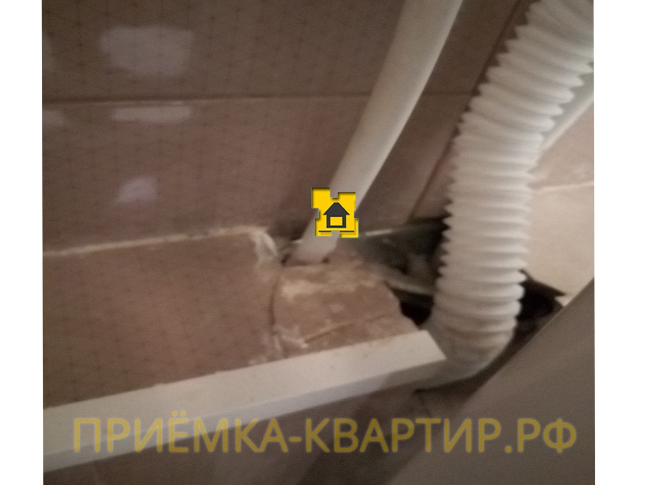 Приёмка квартиры в ЖК Новое Мурино: Разбита плитка в районе выхода коммуникаций