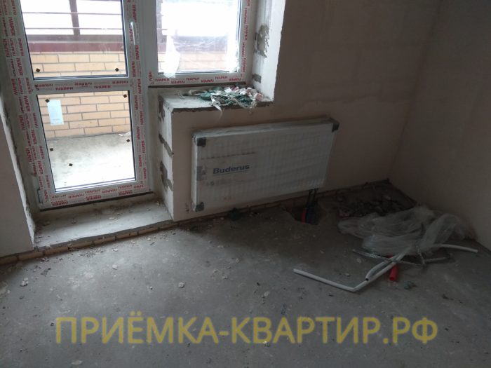 Приёмка квартиры в ЖК Новое Мурино: разбита стяжка в районе нижнего подключения радиатора отопления