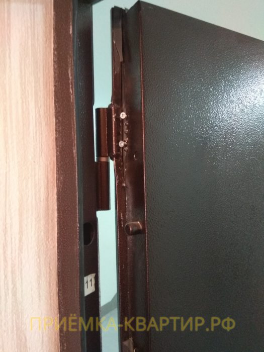 Приёмка квартиры в ЖК Колпино: повреждена входная дверь