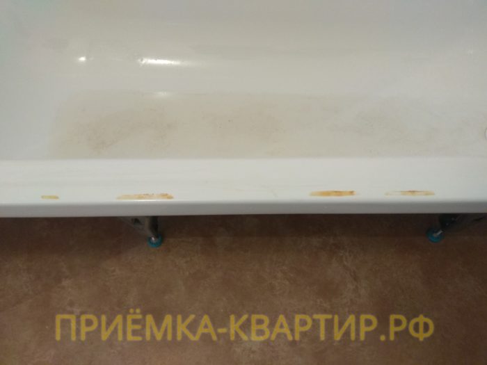 Приёмка квартиры в ЖК Колпино: ванна испачкана краской