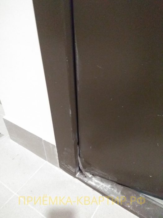 Приёмка квартиры в ЖК Медалист: поврежден дверной уплотнитель и покрытие двери