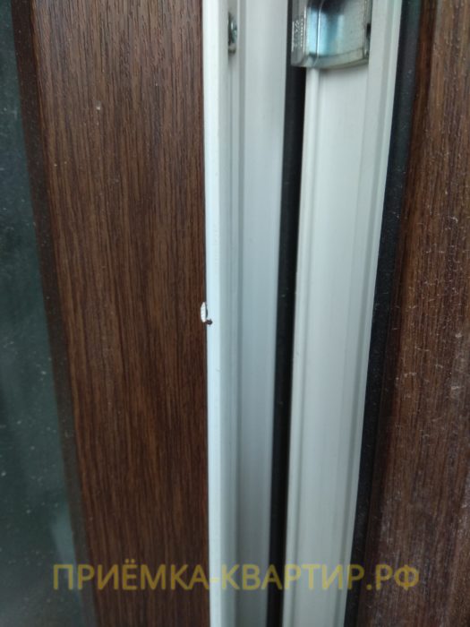 Приёмка квартиры в ЖК Медалист: повреждения на дверном профиле