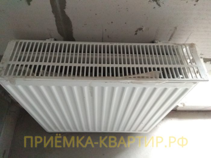 Приёмка квартиры в ЖК Медалист: повреждена и не закреплена решетка радиатора