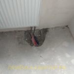 Приёмка квартиры в ЖК Муринский Посад: разбита стяжка в районе нижнего подключения радиатора отопления