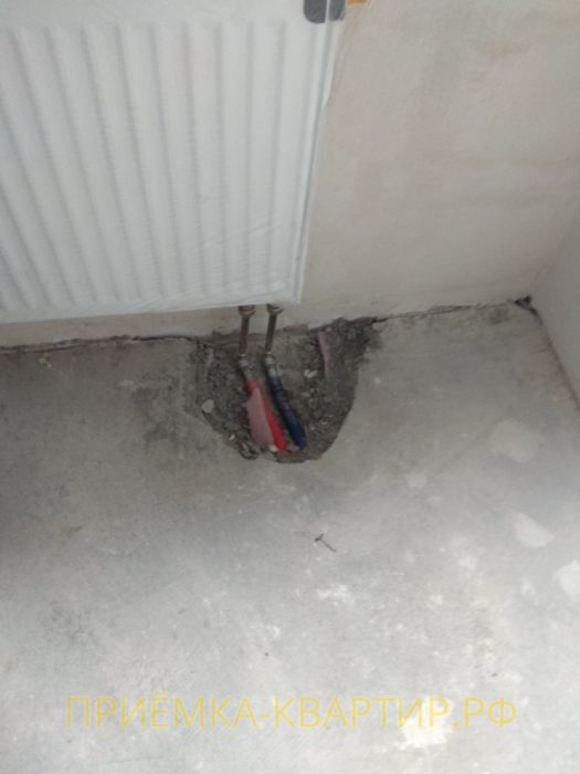 Приёмка квартиры в ЖК Муринский Посад: разбита стяжка в районе нижнего подключения радиатора отопления