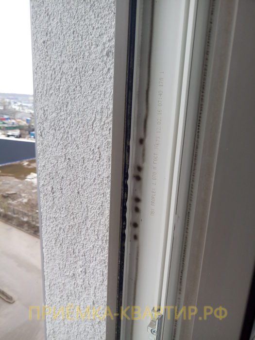 Приёмка квартиры в ЖК София: не качественная установка уплотнительной резинки на оконном блоке