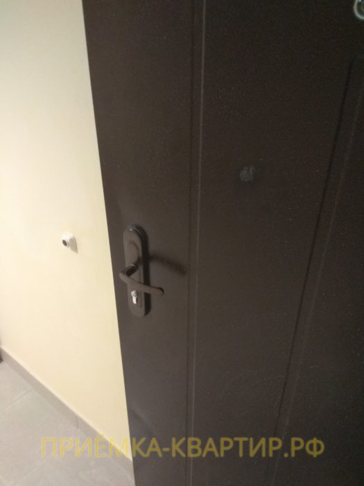 Приёмка квартиры в ЖК Лондон Парк: повреждена входная дверь
