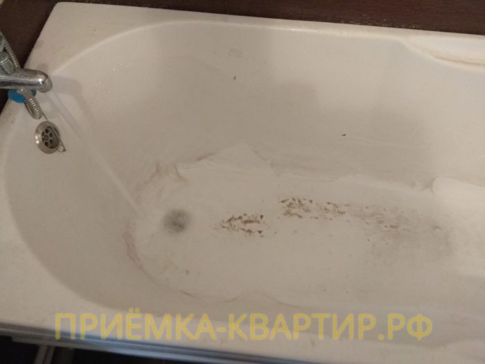 Приёмка квартиры в ЖК Лондон: слабый сток воды в ванной (не правильный уклон слива фановой трубы под ванной)