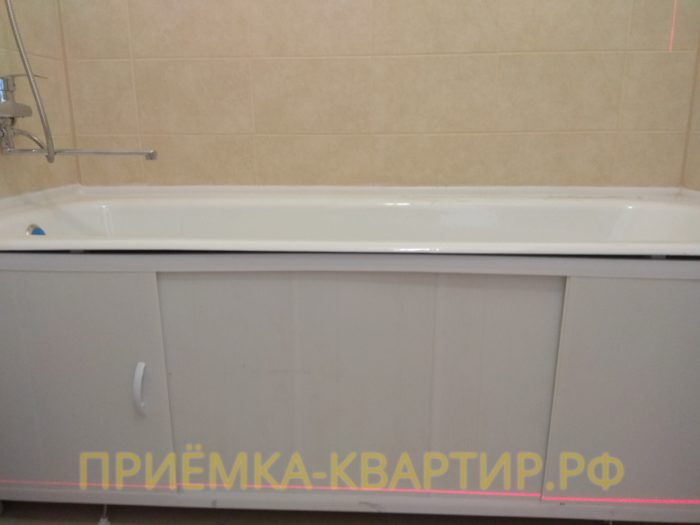 Приёмка квартиры в ЖК Светлановский: щели между экраном и ванной 10 мм