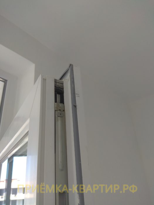 Приёмка квартиры в ЖК Светлановский: повреждена уплотнительная резинка на балконном блоке