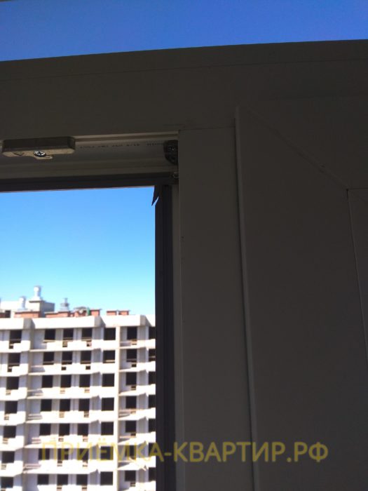 Приёмка квартиры в ЖК Светлановский: повреждена уплотнительная резинка на оконном блоке