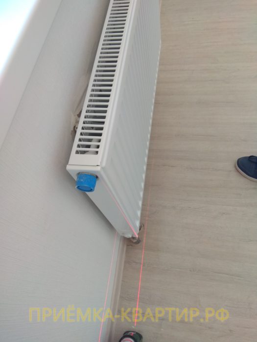 Приёмка квартиры в ЖК Светлановский: некачественная поклейка обоев за всеми радиаторами