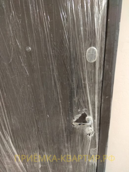 Приёмка квартиры в ЖК Атлант: повреждения краской коробки входной двери