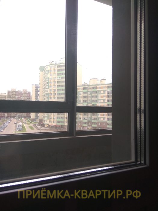 Приёмка квартиры в ЖК Прогресс: поцарапан стеклопакет на оконном блоке