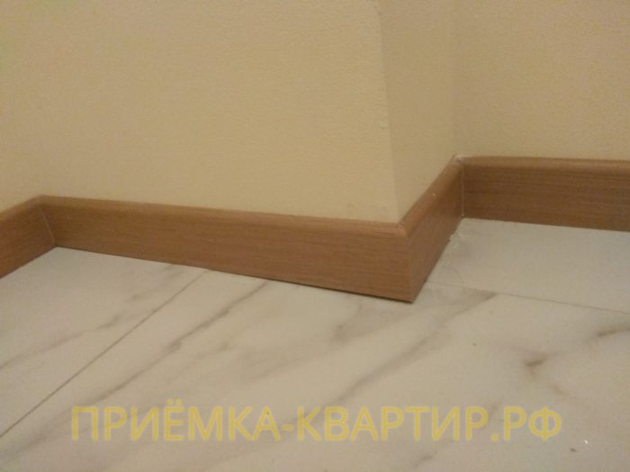 Приёмка квартиры в ЖК Лайф Приморский: не качественная укладка плитки, вследствие чего неплотное прилегание плинтуса