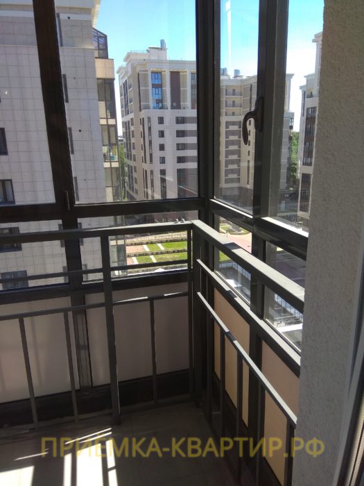 Приёмка квартиры в ЖК Лайф Приморский: царапины на балконных стеклах