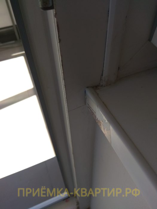 Приёмка квартиры в ЖК Лайф Приморский: царапины на оконных и балконном профилях