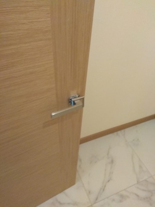 Приёмка квартиры в ЖК Лайф Приморский: не закреплена накладка (розетка) на ручке межкомнатной двери