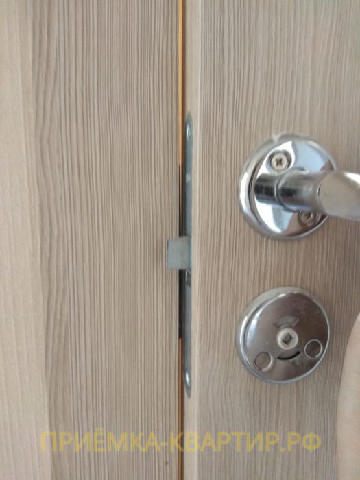 Приёмка квартиры в ЖК Новое Янино: язычок защелки при закрывании цепляет наличник двери (на всех межкомнатных дверях)