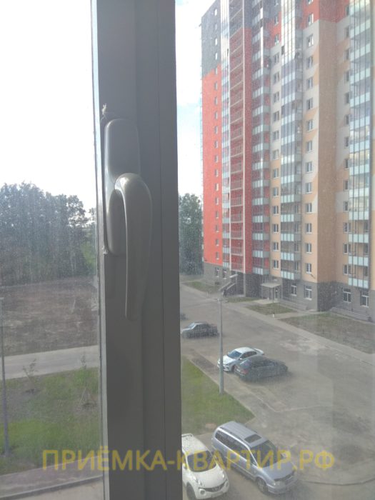 Приёмка квартиры в ЖК Новая Охта: необходима регулировка балконной створки