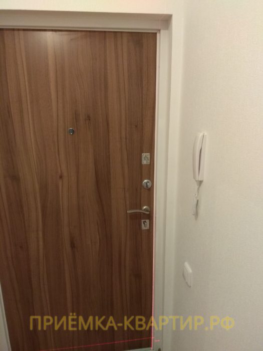Приёмка квартиры в ЖК Шуваловский: отклонение по вертикали входной двери 10 мм