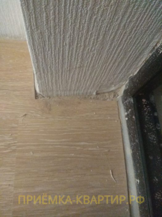 Приёмка квартиры в ЖК Муринский Посад: повреждены обои и коротко подрезан ламинат
