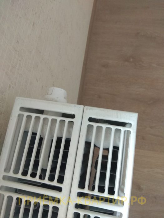 Приёмка квартиры в ЖК Новый Оккервиль: царапины на решетке радиатора отопления