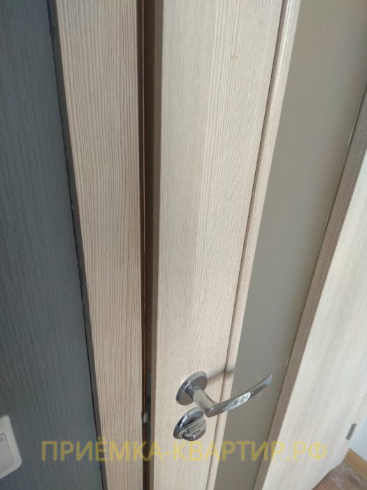 Приёмка квартиры в ЖК О Юность: дверная коробка цепляется за дверное полотно