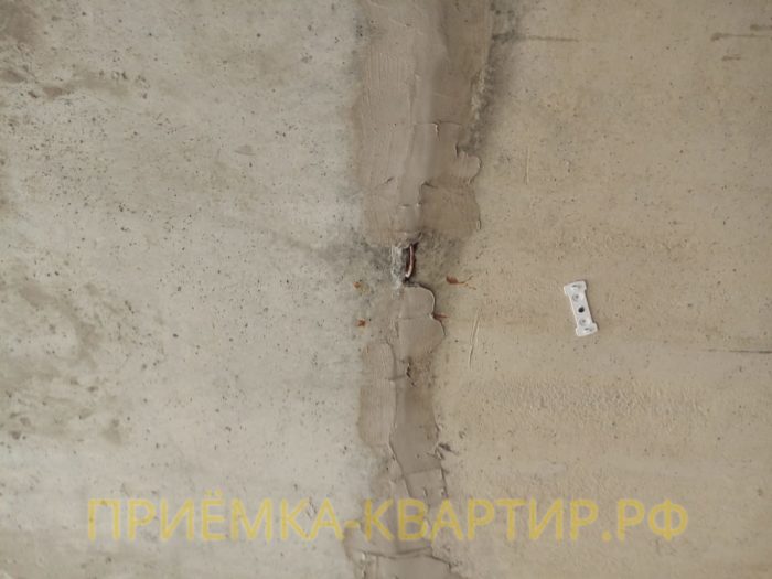 Приёмка квартиры в ЖК Новая Каменка: на потолке не заделан межплитный шов, выступает скоба крепления