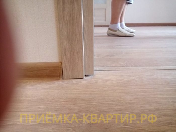 Приёмка квартиры в ЖК Невские Паруса: Коробка дверей подрезана выше уровня напольного покрытия