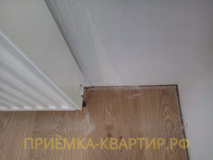 Приёмка квартиры в ЖК Невские Паруса:  Нарушено правило укладки ламината, отсутствует зазор между стеной и напольным покрытием