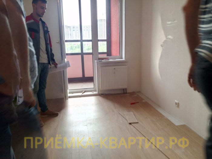 Приёмка квартиры в ЖК Невские Паруса:  При демонтаже напольного покрытия выявлено отсутствие нивелирующей стяжки пола