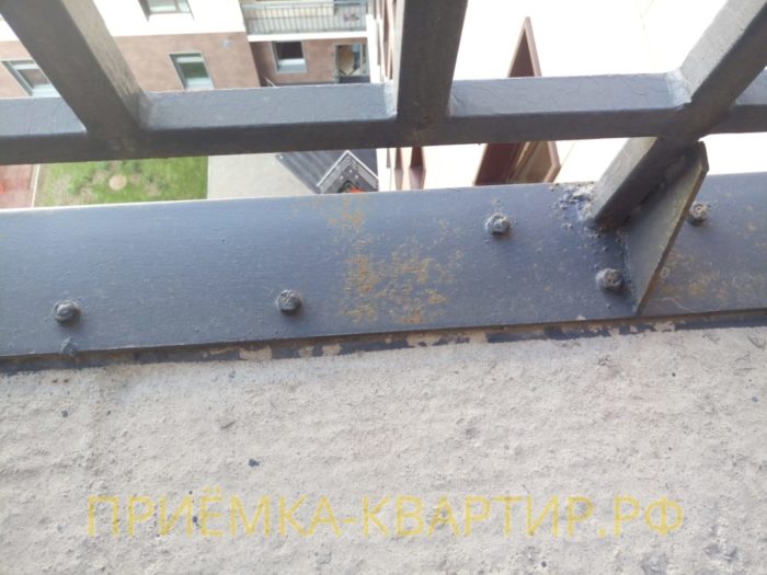 Приёмка квартиры в ЖК Елагин Апарт: На балконном ограждении присутствует ржавчина