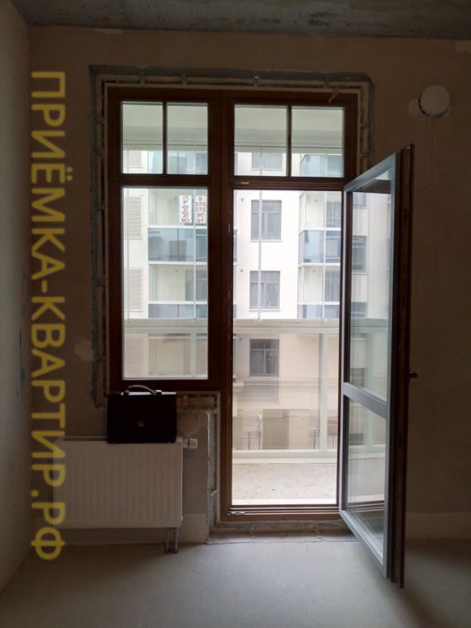 Приёмка квартиры в ЖК Мироздание: Скол на балконной раме двери