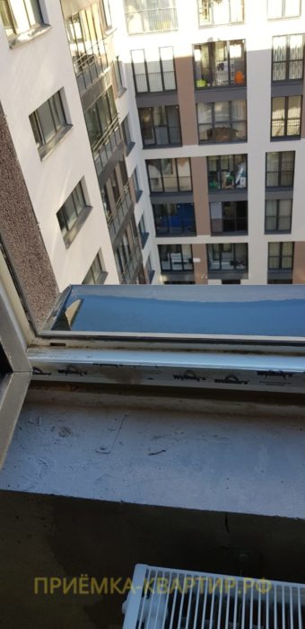 Приёмка квартиры в ЖК Царская Столица: Оконный отлив в кухне установлен с отрицательным уклоном