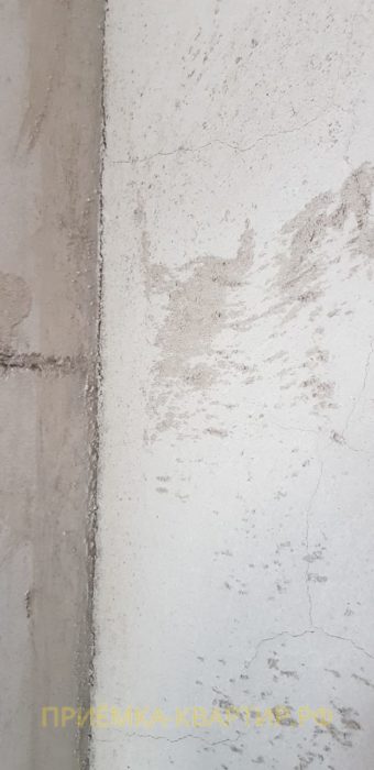 Приёмка квартиры в ЖК Царская Столица: Отслоение штукатурки на стене и видимые деформационные трещины