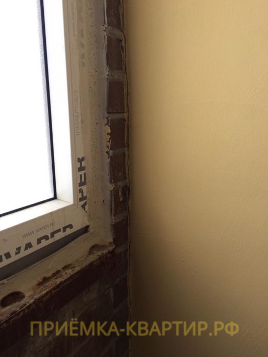 Приёмка квартиры в ЖК Алфавит: На примыкании балконной перегородки деформационная щель