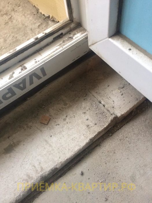 Приёмка квартиры в ЖК Алфавит: Инфильтрация воздуха сквозь щель в балконном пороге