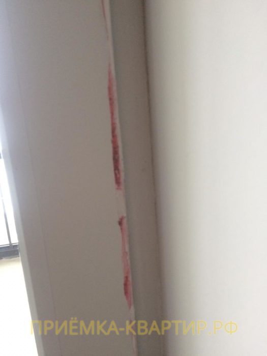 Приёмка квартиры в ЖК Паруса: На профиле балконной двери шпатлёвка и краска