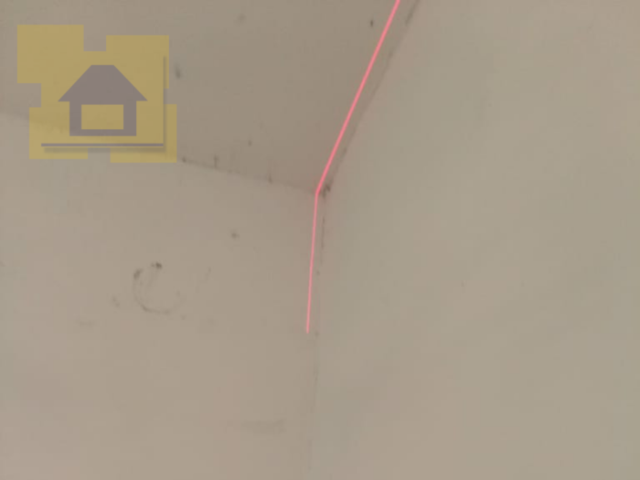 Приёмка квартиры в ЖК 4YOU: Перепад левой стены в коридоре 14 мм на всю высоту