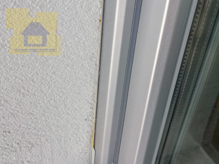 Приёмка квартиры в ЖК 4YOU: Отсутствует силиконовое заполнение на примыкании оконного блока и фасадной стены