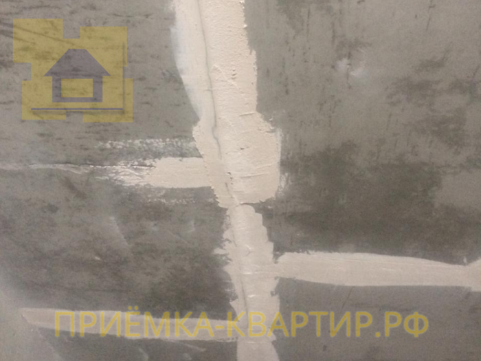 Приёмка квартиры в ЖК Чистый Ручей: Щель на стене в месте примыкания монолитной стены и стены из блоков скц