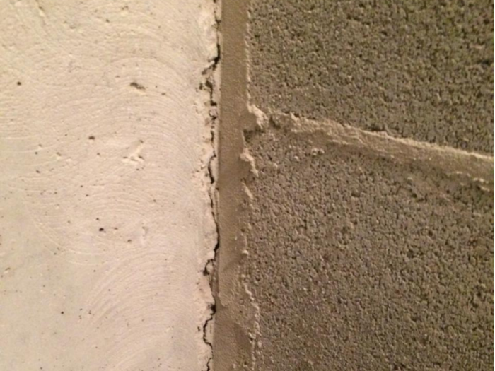 Приёмка квартиры в ЖК Чистый Ручей: Трещина примыкание монолитной стены к блокам скц