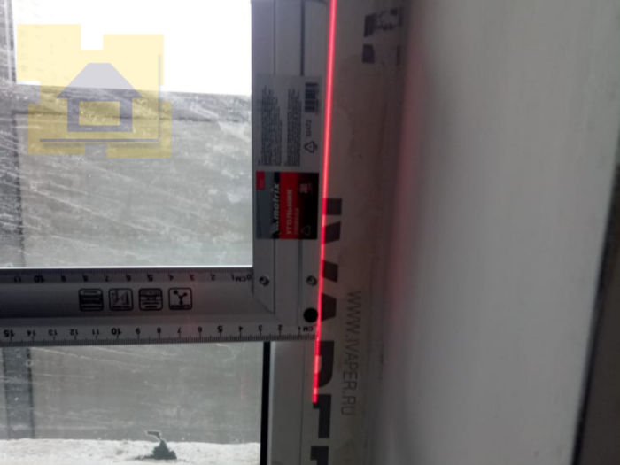 Приёмка квартиры в ЖК Вернисаж: Окно установлено не вертикально перепад на всю высоту 5 мм, зазор на стыке штапиков