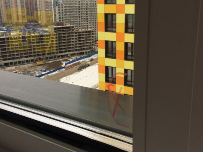 Приёмка квартиры в ЖК Легенда Комендантского: Царапины, окалины на стёклах 