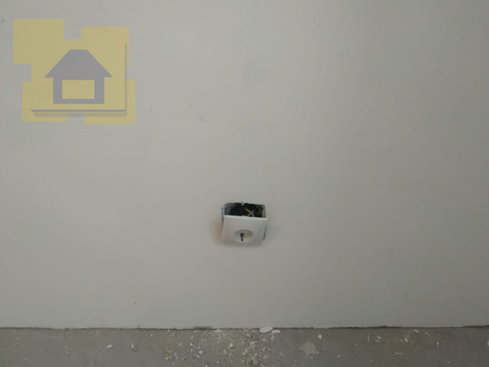 Приёмка квартиры в ЖК 4YOU: Отсутствует заземление на розетке, розетка незакреплена в стене