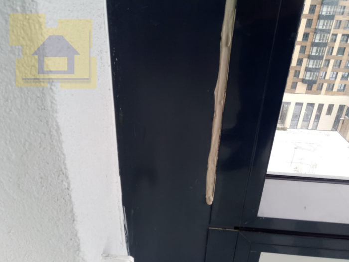 Приёмка квартиры в ЖК Легенда на Дальневосточном: Рама балкона испачкана строительными составами